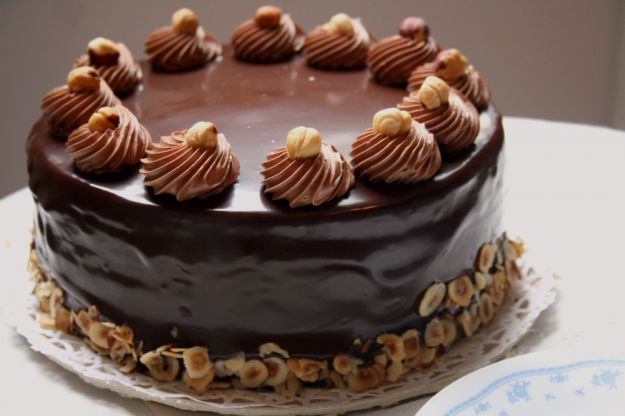 torta al cioccolato con nocciole