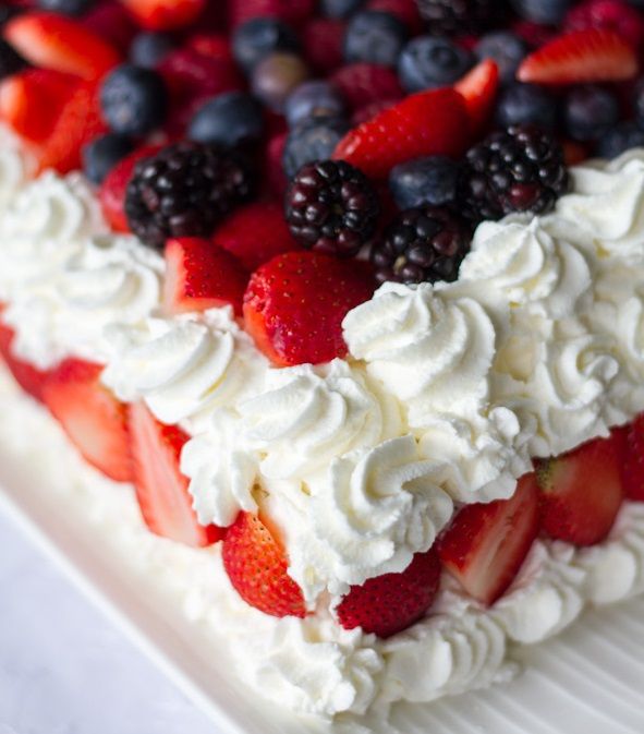 torta con biscotti e frutti rossi