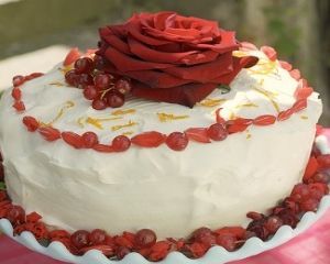 Torta ai petali di rosa e fragoline di bosco