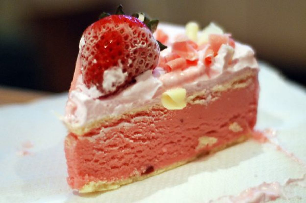 Torta di gelato con fragole e pesche
