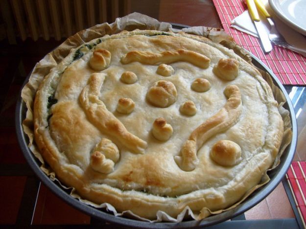 torta salata di pesce, patate e bietole