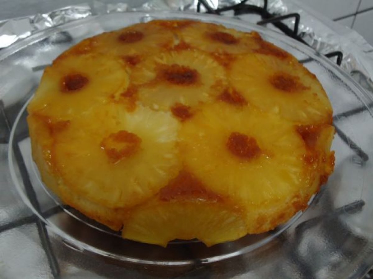 Torta allo yogurt con ananas caramellato