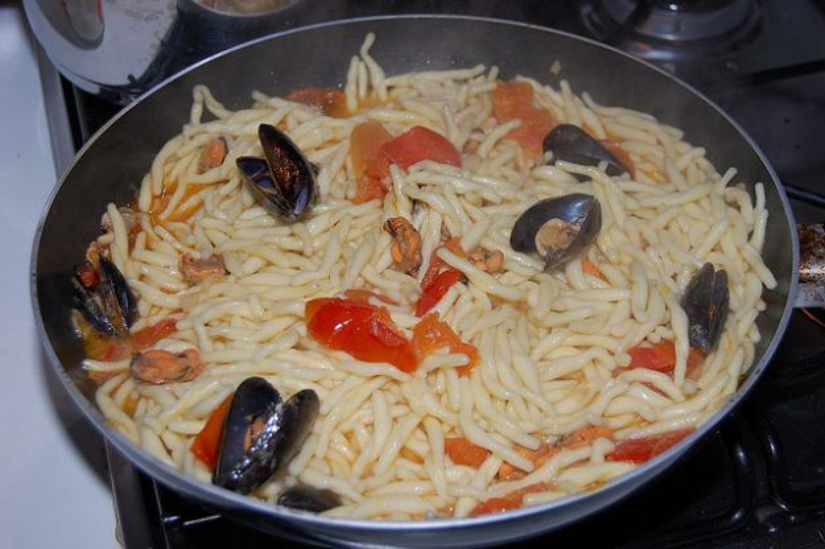 Pasta con cozze e olive