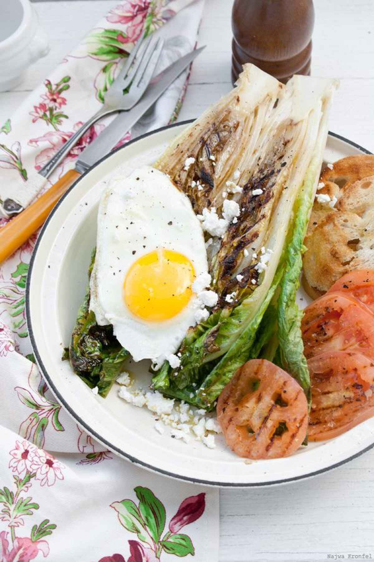 Uova con insalata alla griglia