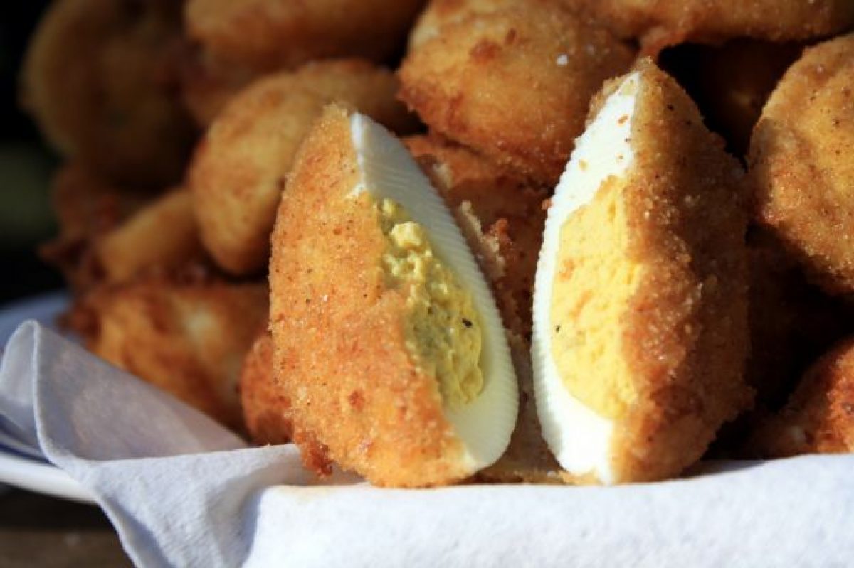 Uova ripiene fritte