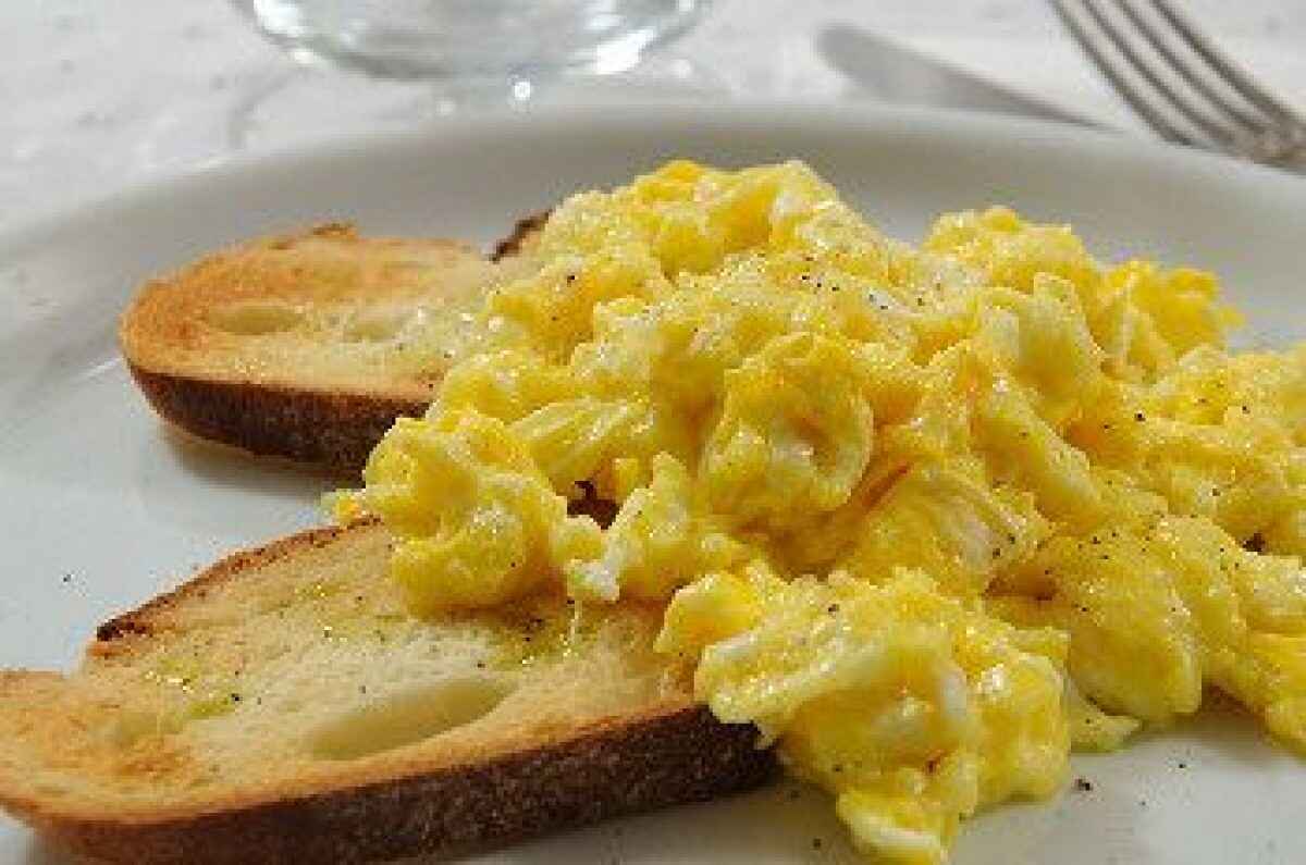 Uova con gorgonzola e ravanelli