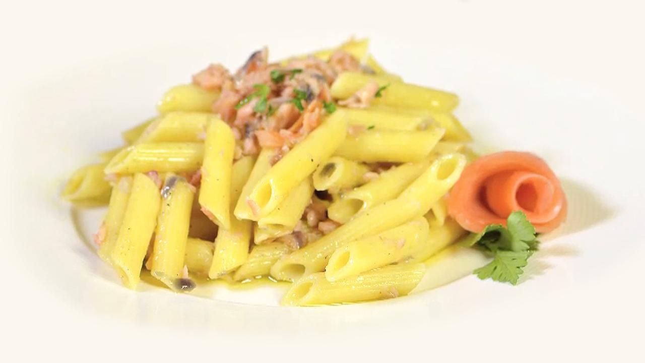 Videoricetta della pasta al salmone senza panna