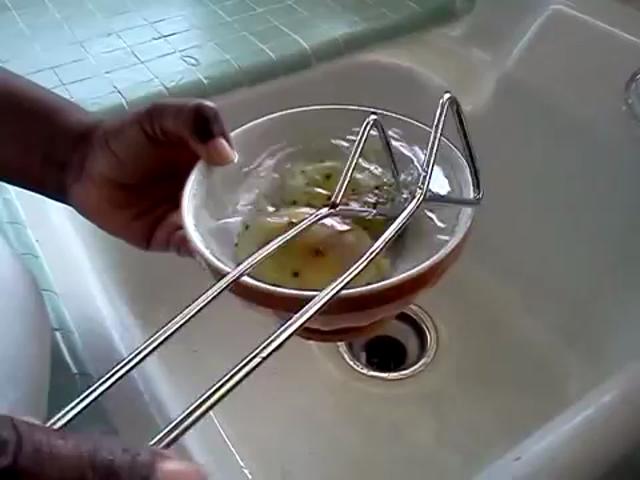 Sbucciare i fichi d’India senza pungersi