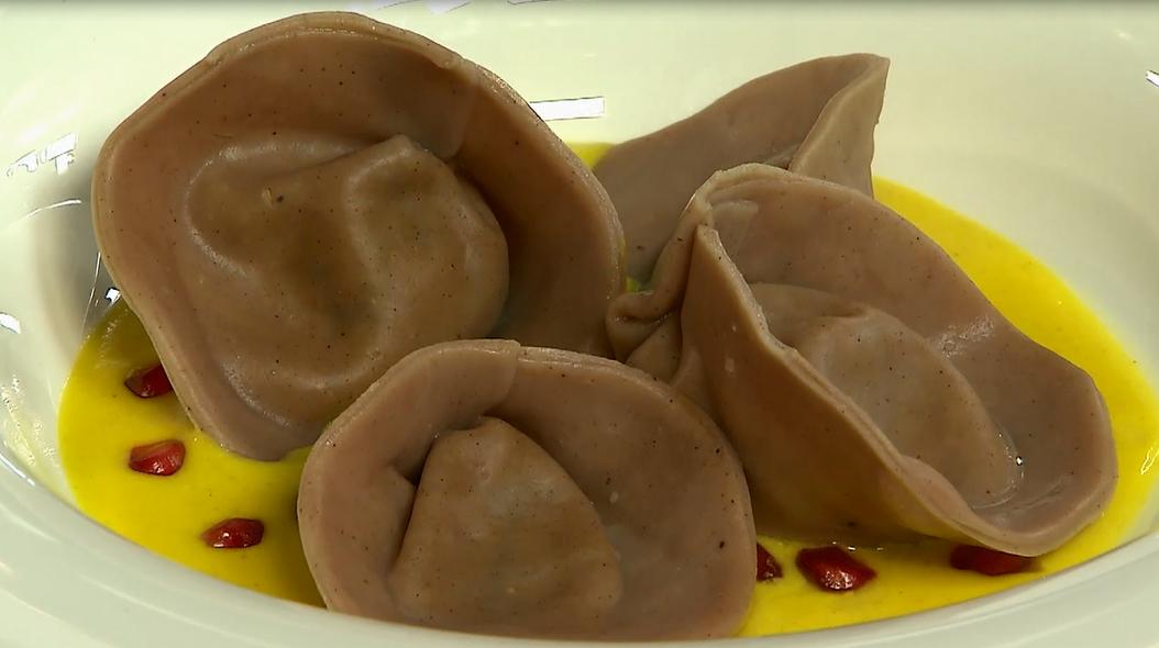 Videoricetta dei ravioli con farina di castagne e fonduta di pecorino