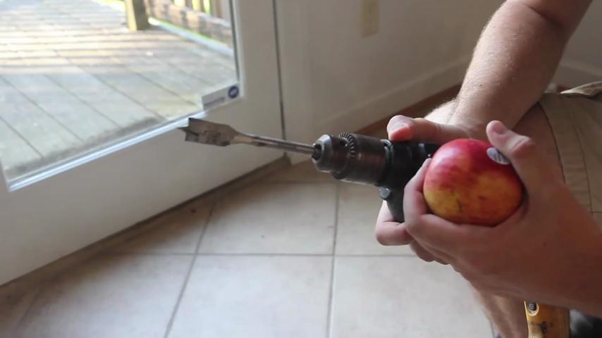 Un metodo veloce per sbucciare le mele