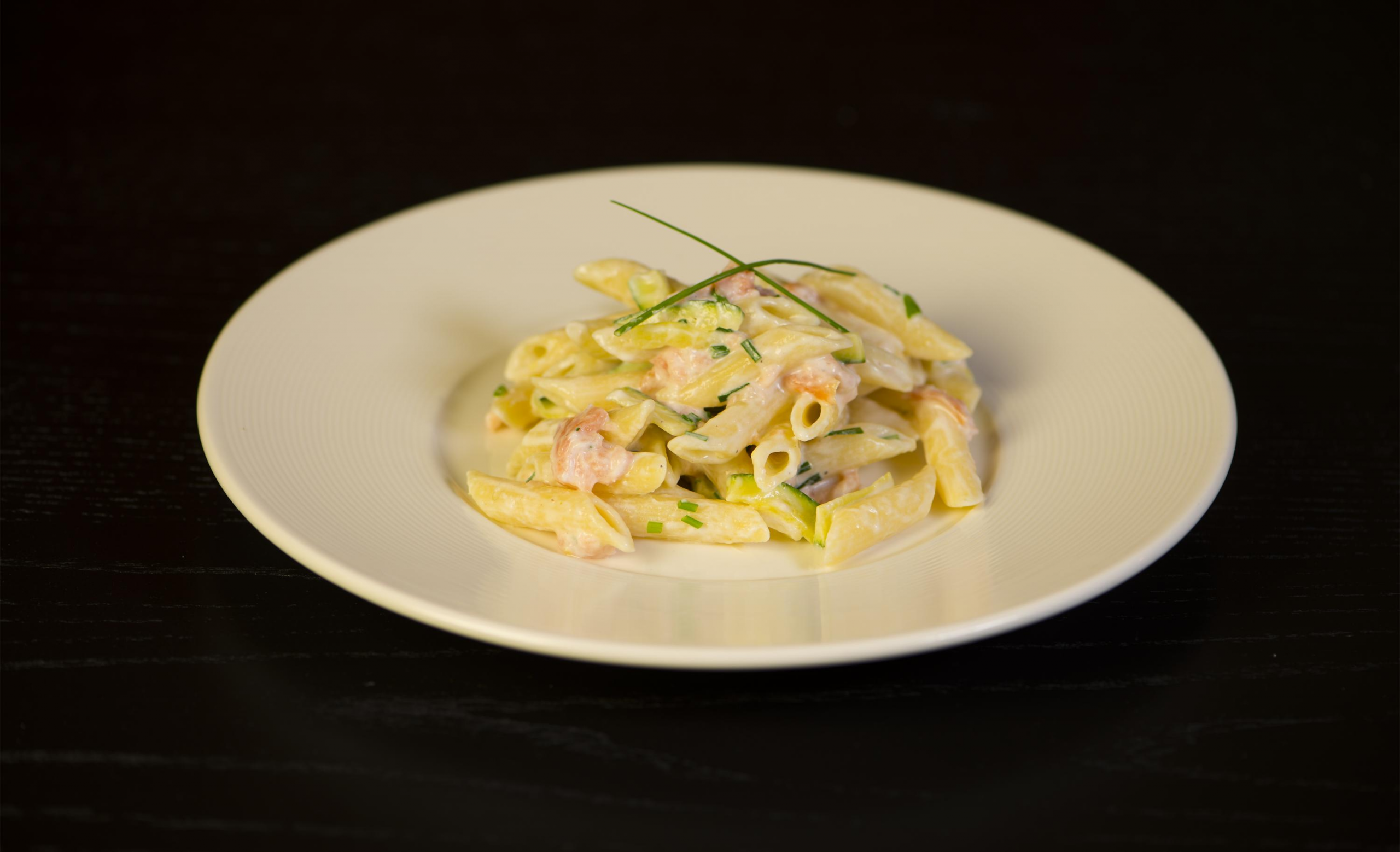 Videoricetta della pasta fredda con zucchine, salmone e yogurt