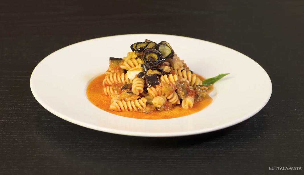 Videoricetta della pasta alla siciliana con melanzane