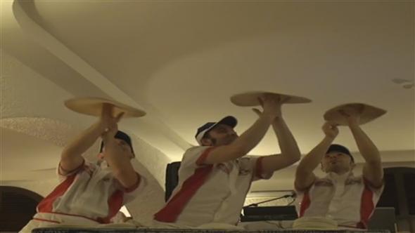 La pizza ‘acrobatica’ napoletana gira il mondo