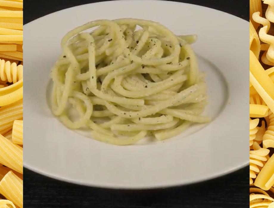 Pasta cacio e pepe, la ricetta in 1 minuto