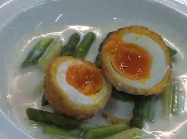 Videoricetta dell’uovo dorato con asparagi