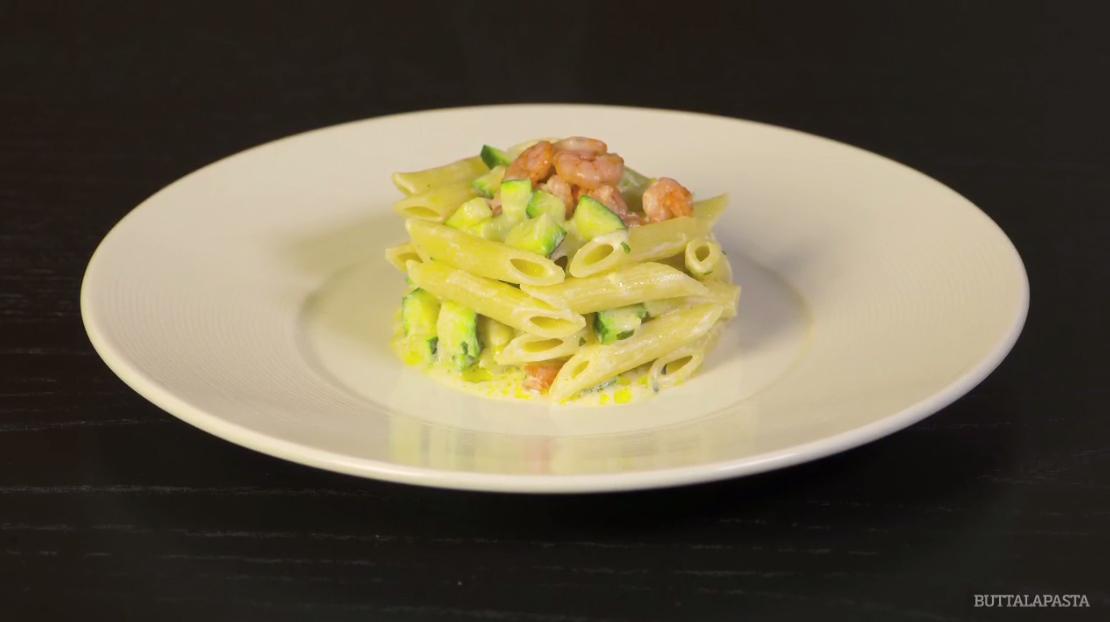 Videoricetta della pasta con panna, gamberetti e zucchine