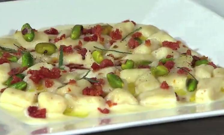 Gnocchi di ricotta con pistacchi e salsiccia dello Chef