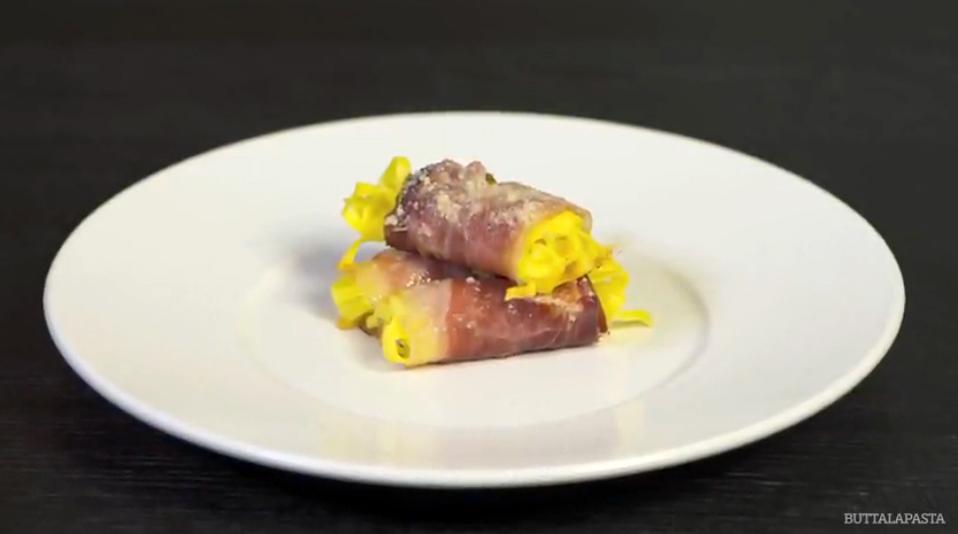 Videoricetta della pasta alla robiola arrotolata nello speck