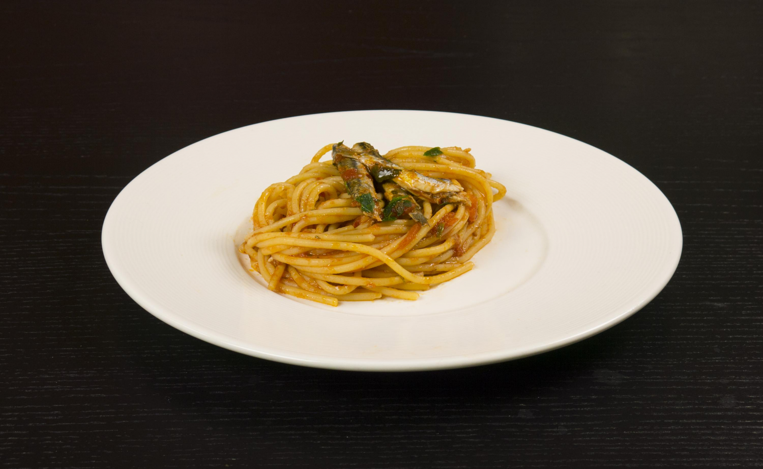 Videoricetta degli spaghetti con le alici fresche