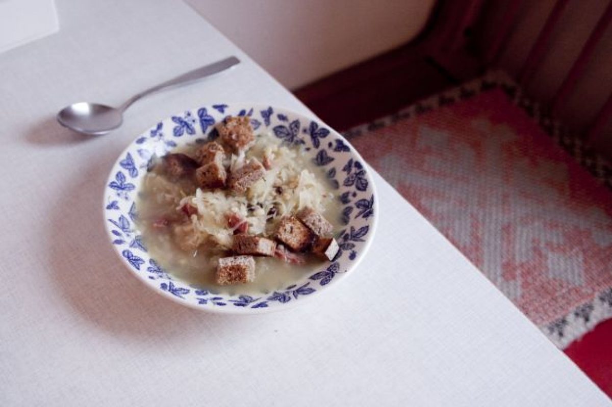 Zuppa di crauti con carne e pancetta