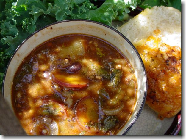 zuppa di farro e fagioli con fave fresche e caffè