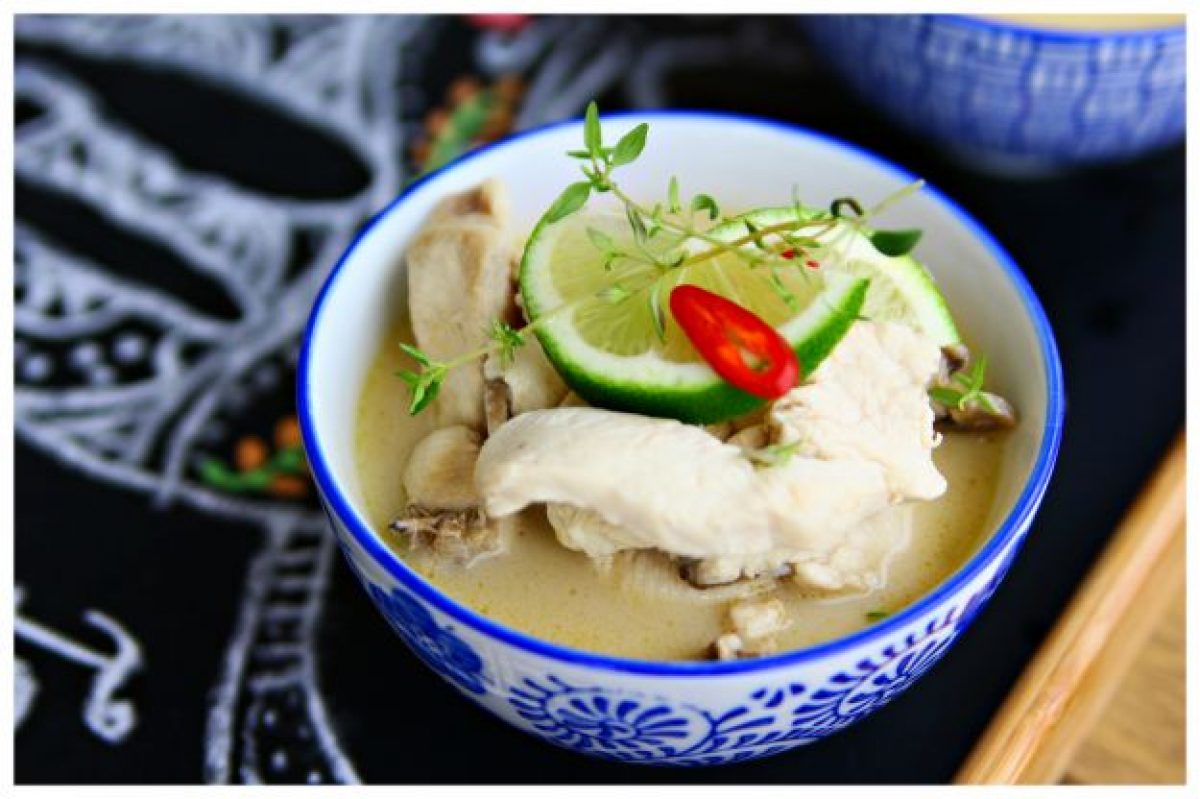 Zuppa di pollo al latte di cocco (Tom Kha)