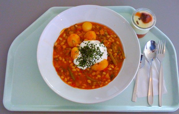 Zuppa di fagioli e prosciutto